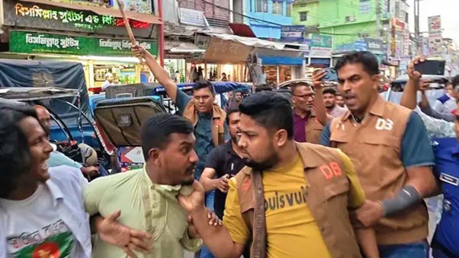 বৈষম্যবিরোধীদের সঙ্গে পুলিশ-ছাত্রদলের সংঘর্ষ, ওসিসহ আহত ১০