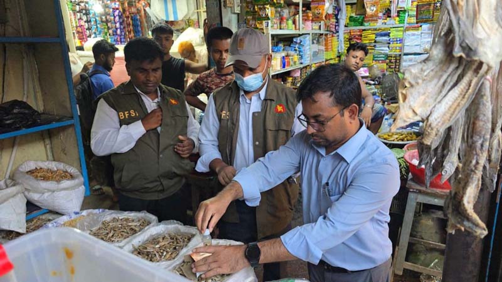 বগুড়ায় নিরাপদ খাদ্য কর্তৃপক্ষের অভিযান, জিলাপিতে নিষিদ্ধ ‘হাইড্রোজ’: পাওয়ায় জিলাপি ধ্বংস