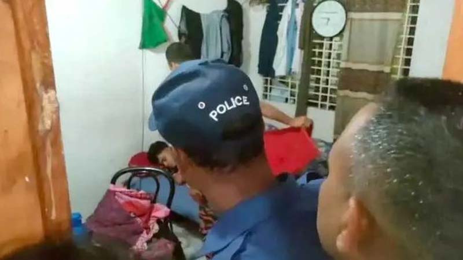 গভীর ঘুমে আচ্ছন্ন, দরজা ভেঙে জাগিয়ে তুললো ফায়ার সার্ভিস