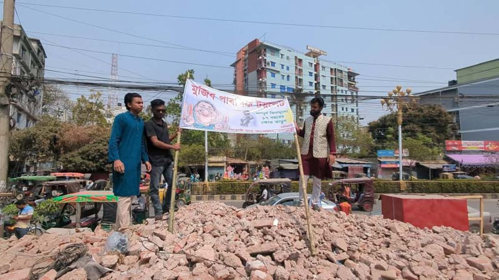 গুড়িয়ে দেওয়া আ.লীগ কার্যালয় এখন ‘পাবলিক টয়লেট’