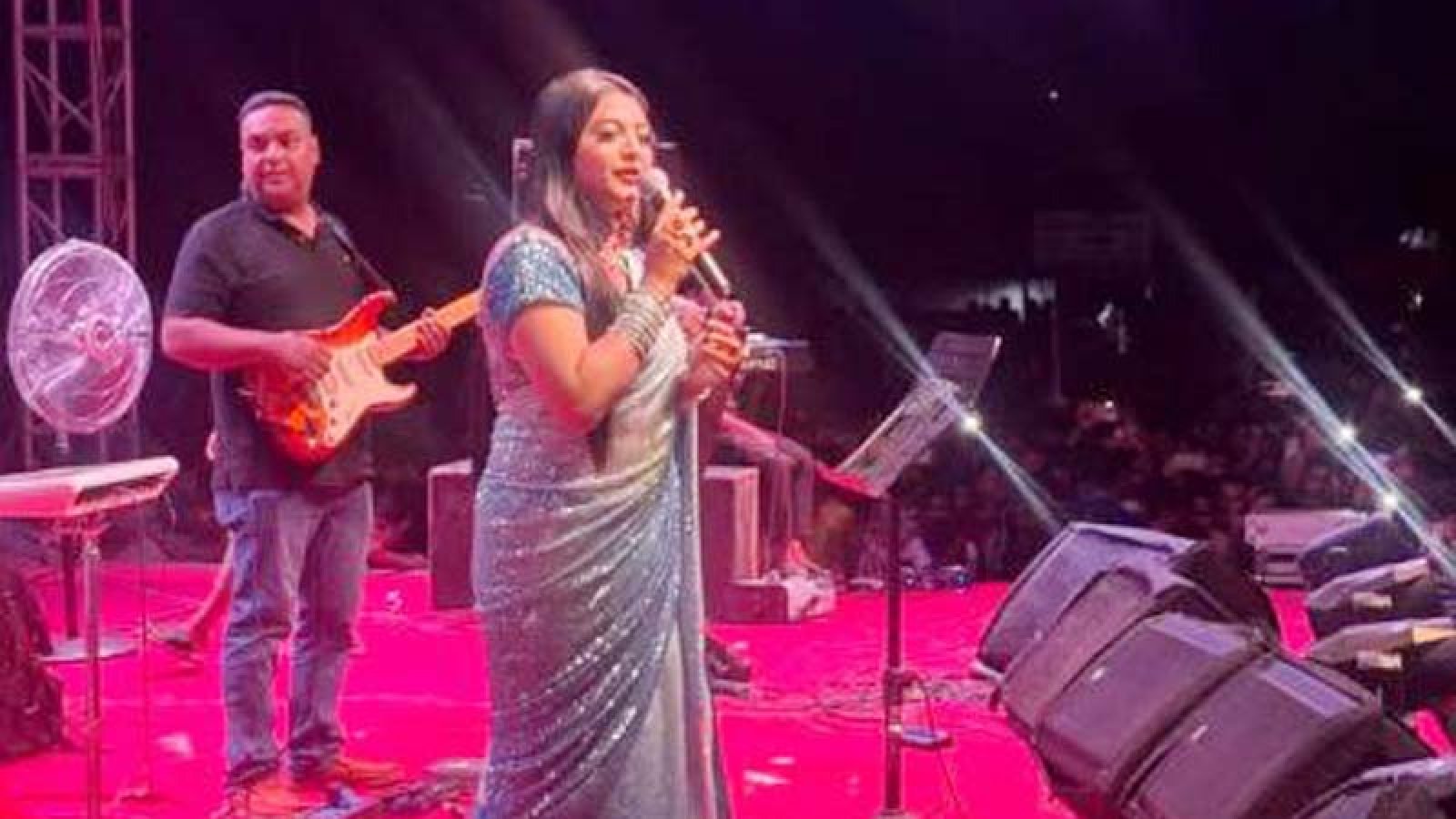 পার্বতীপুরে যুবদল আয়োজিত অনুষ্ঠানে মঞ্চ কাঁপালো সংগীত শিল্পী সালমা ও মনির খান
