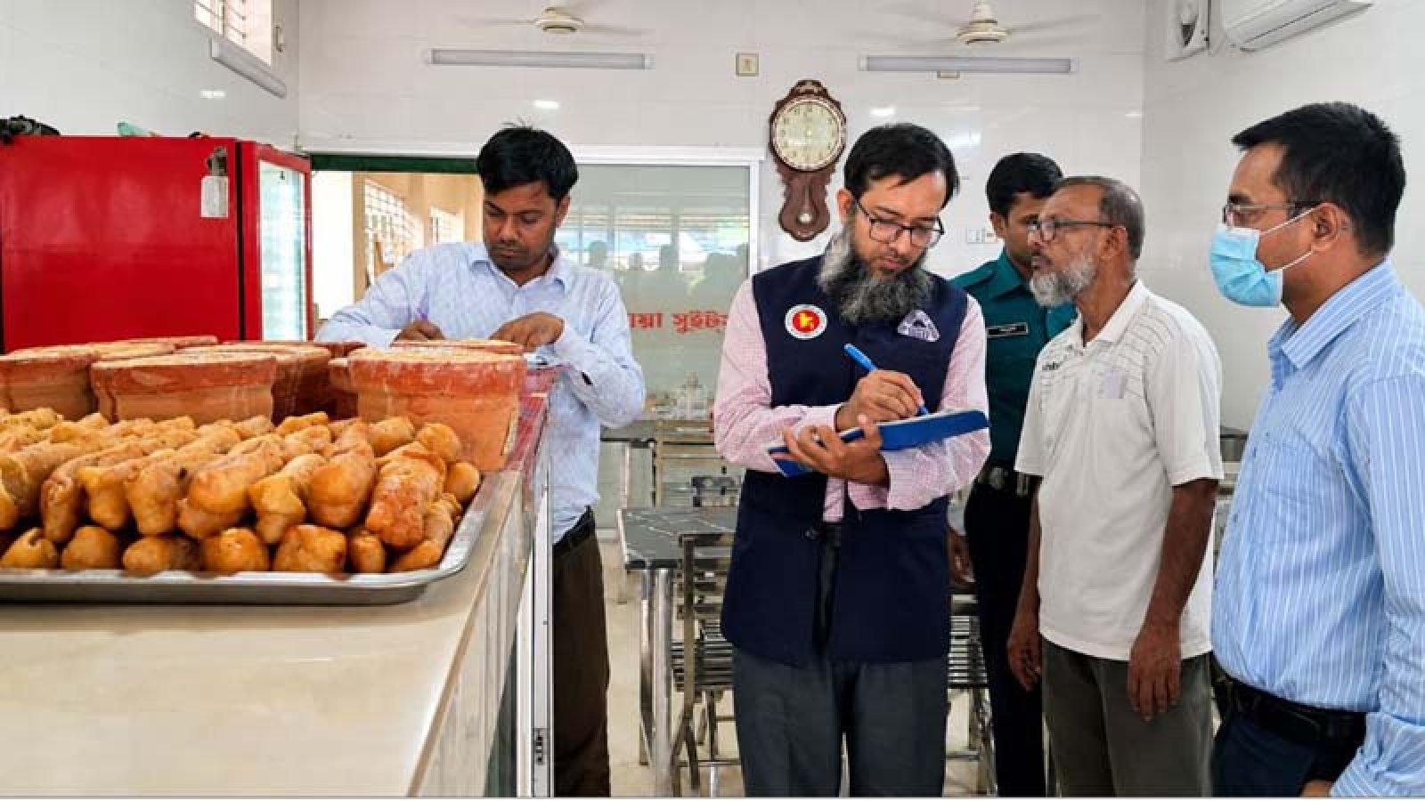 রাজশাহীতে বিএসটিআই’র অভিযানে অলিম্পিয়া সুইটসকে জরিমানা