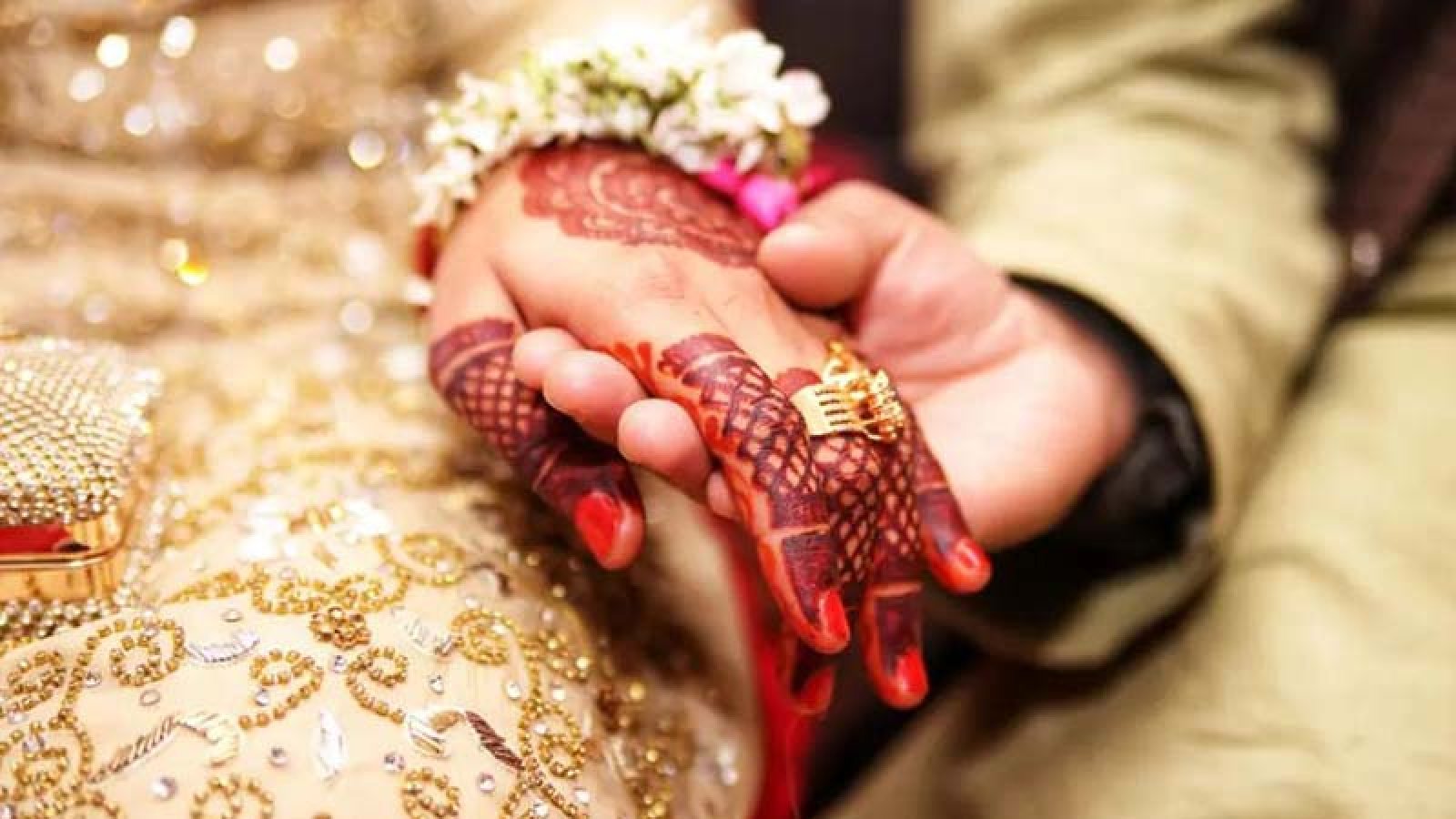পালিয়ে বিয়ে করায় পুলিশের সামনে মেয়েকে মেরে ফেললেন বাবা-মা