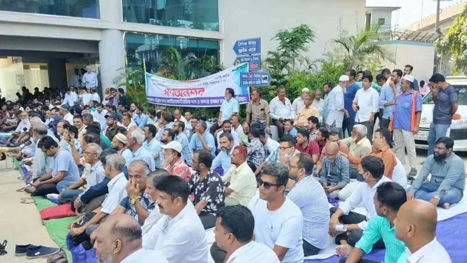 এনসিটির ইজারা বাতিলের দাবিতে চট্টগ্রাম বন্দরে গণঅনশন