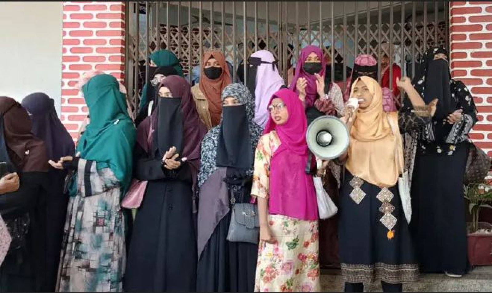সঠিক সময় শাকসু নির্বাচন চেয়ে প্রশাসনিক ভবনে তালা