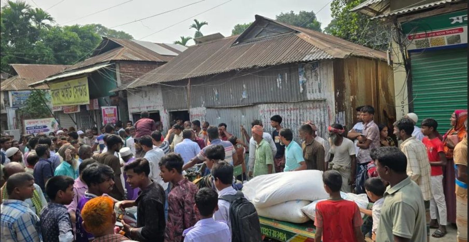 ডিলার বিএনপি নেতা, অনিয়মের অভিযোগে গুদাম থেকে সার লুট করলেন কৃষকরা