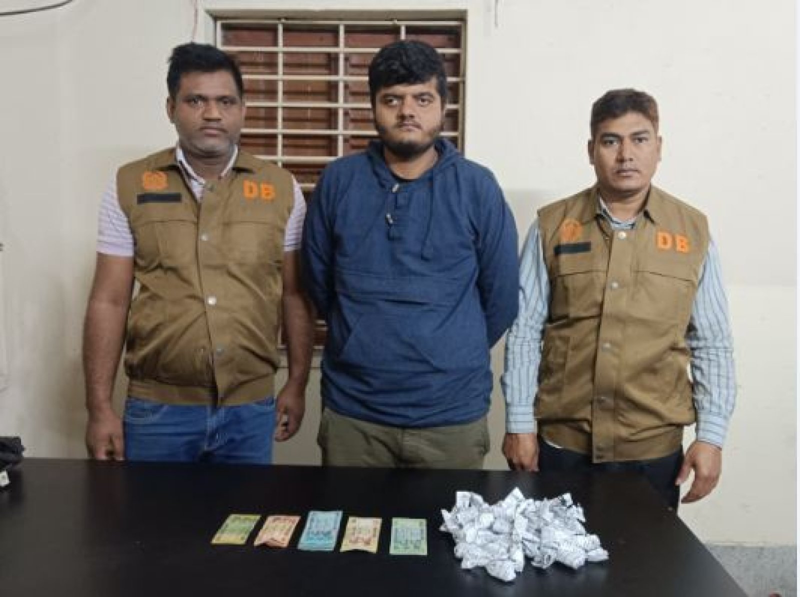 মাদক ব্যবসায়ী গ্রেপ্তার; গাঁজা উদ্ধার