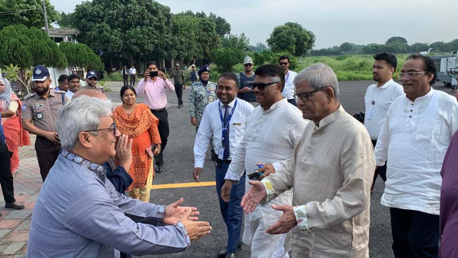 রাজশাহী বিমানবন্দরে মির্জা ফখরুল ইসলাম আলমগীরকে উষ্ণ অভ্যর্থনা