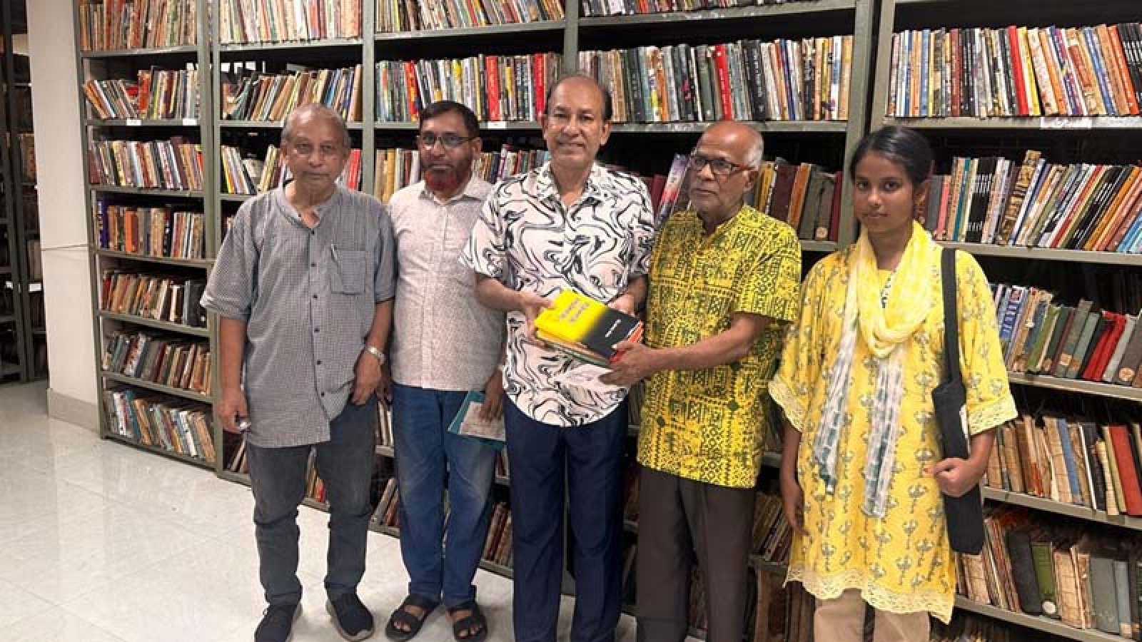 রাজশাহী সাধারণ গ্রন্থাগারে ৬টি বই দিলেন প্রবীণ সাংবাদিক টুকু