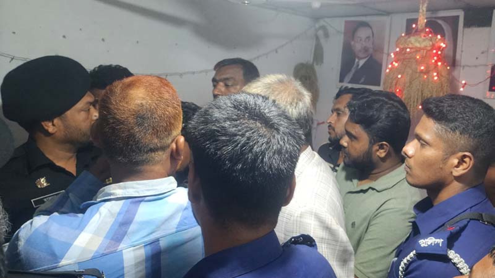 মাদক ব্যবসায়ীকে ‘সোর্স’ পরিচয় দেয়ায় মোহনপুরে অবরুদ্ধ দুই র‌্যাব সদস্য