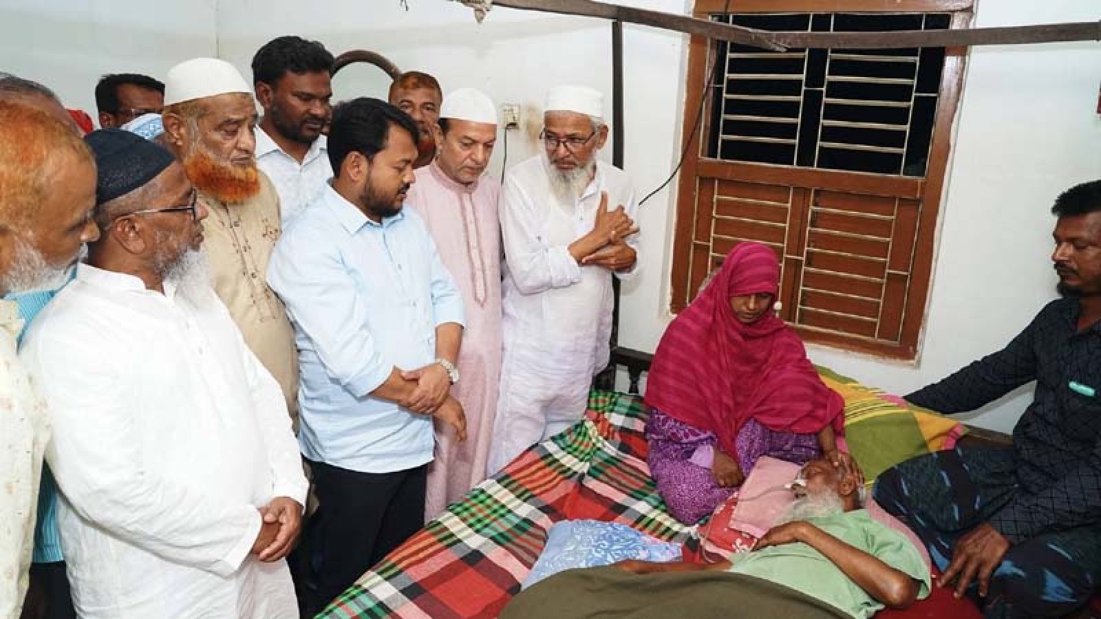 অসুস্থ্য আয়নাল মন্ডলের শয্যাপাশে রাসিক প্রশাসক
