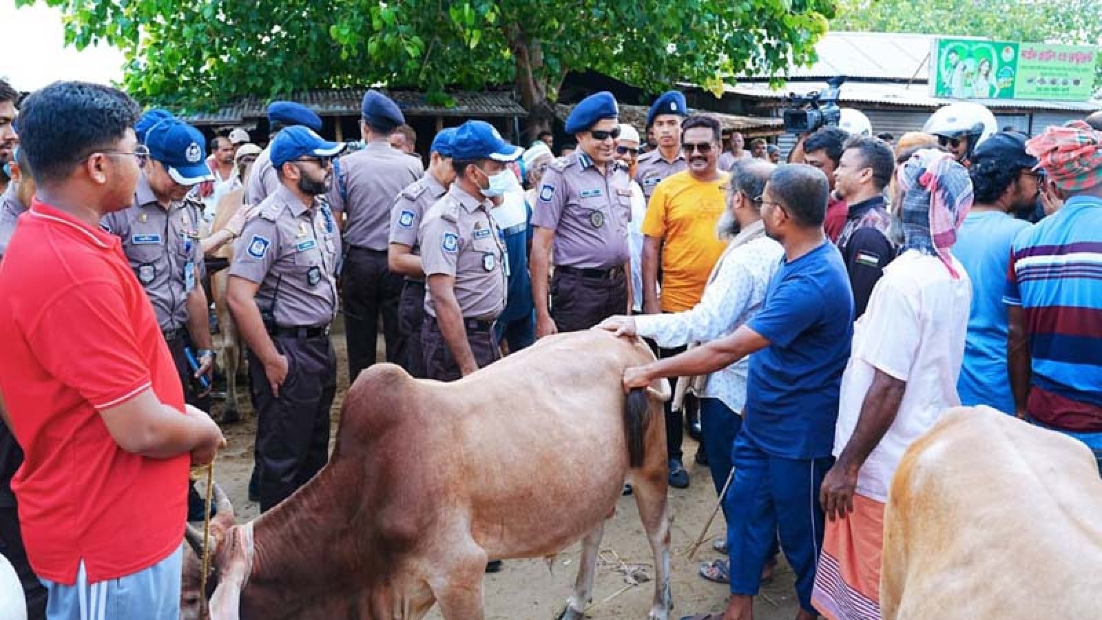 সিটি হাট ও গুরুত্বপূর্ণ এলাকা পরিদর্শনে আরএমপি কমিশনার