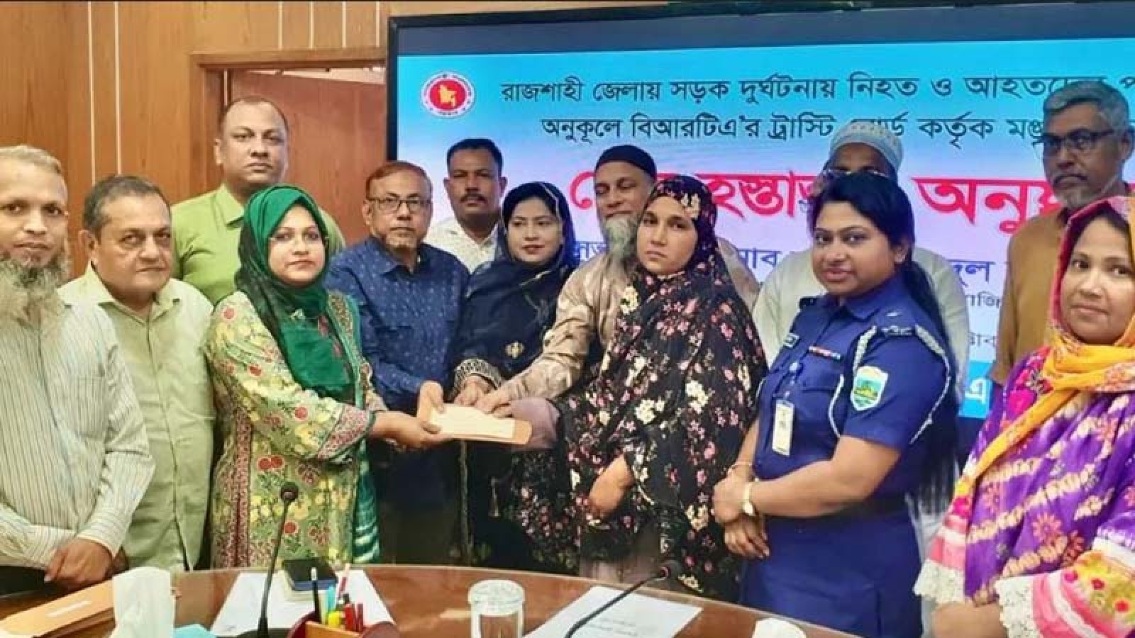 রাজশাহীতে সড়ক দুর্ঘটনায় ক্ষতিগ্রস্ত ৪৩ পরিবার পেল ১ কোটি ৮৯ লাখ টাকা