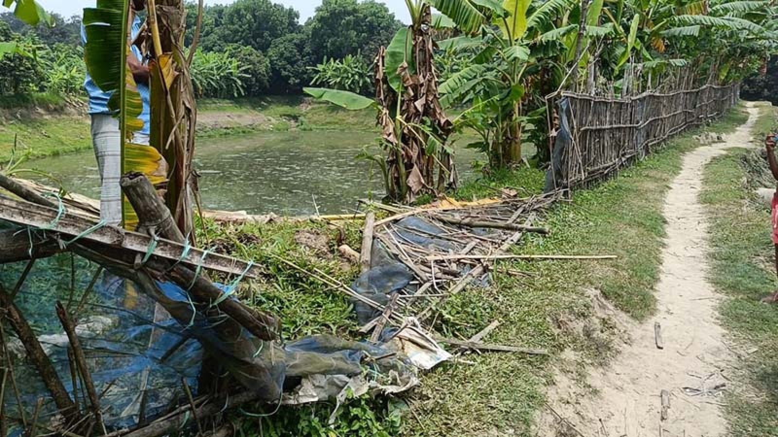 নোটিশ ও মাপ ছাড়াই ব্যক্তিগত জমির ওপর দিয়ে রাস্তা নির্মাণের অভিযোগ