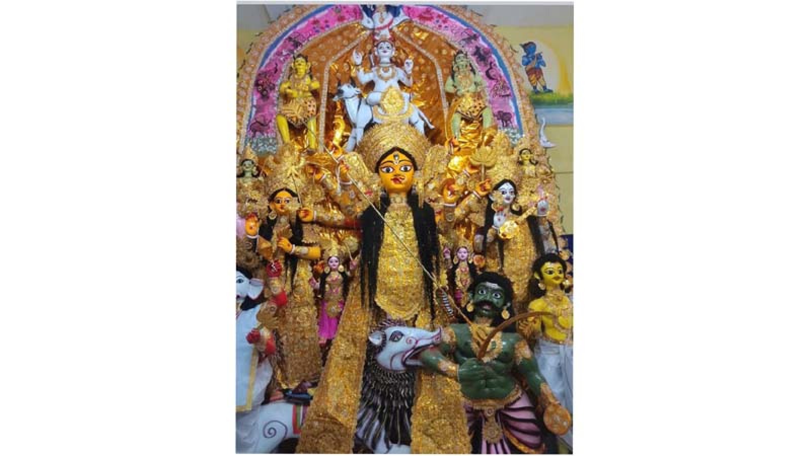চাঁপাইনবাবগঞ্জে ঐতিহ্যের আলো ছড়াচ্ছে ৩২১ বছরের বাইশপুতুল দুর্গোৎসব