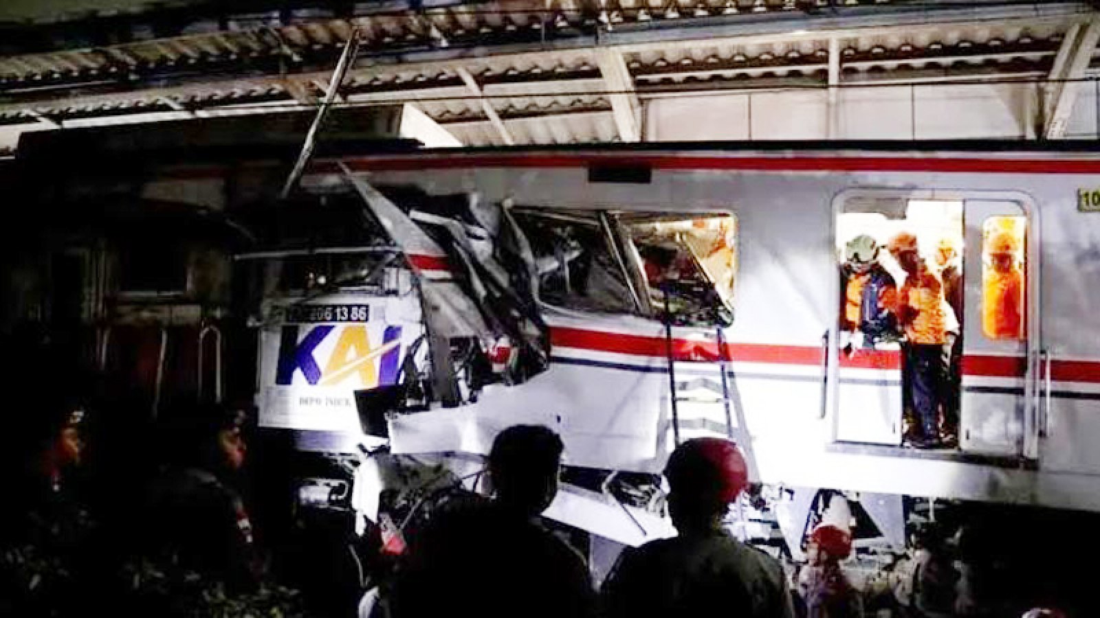 ইন্দোনেশিয়ায় দুই ট্রেনের সংঘর্ষে নিহত ১৪, আরও হতাহতের শঙ্কা