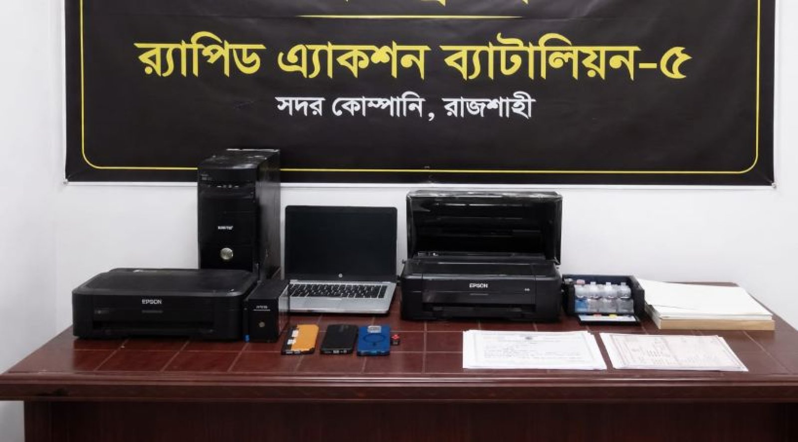 নগরীতে ইলেকট্রিক ডিভাইস ও সরঞ্জামাদিসহ সার্টিফিকেট জালিয়াত চক্রের দুই সদস্য গ্রেফতার