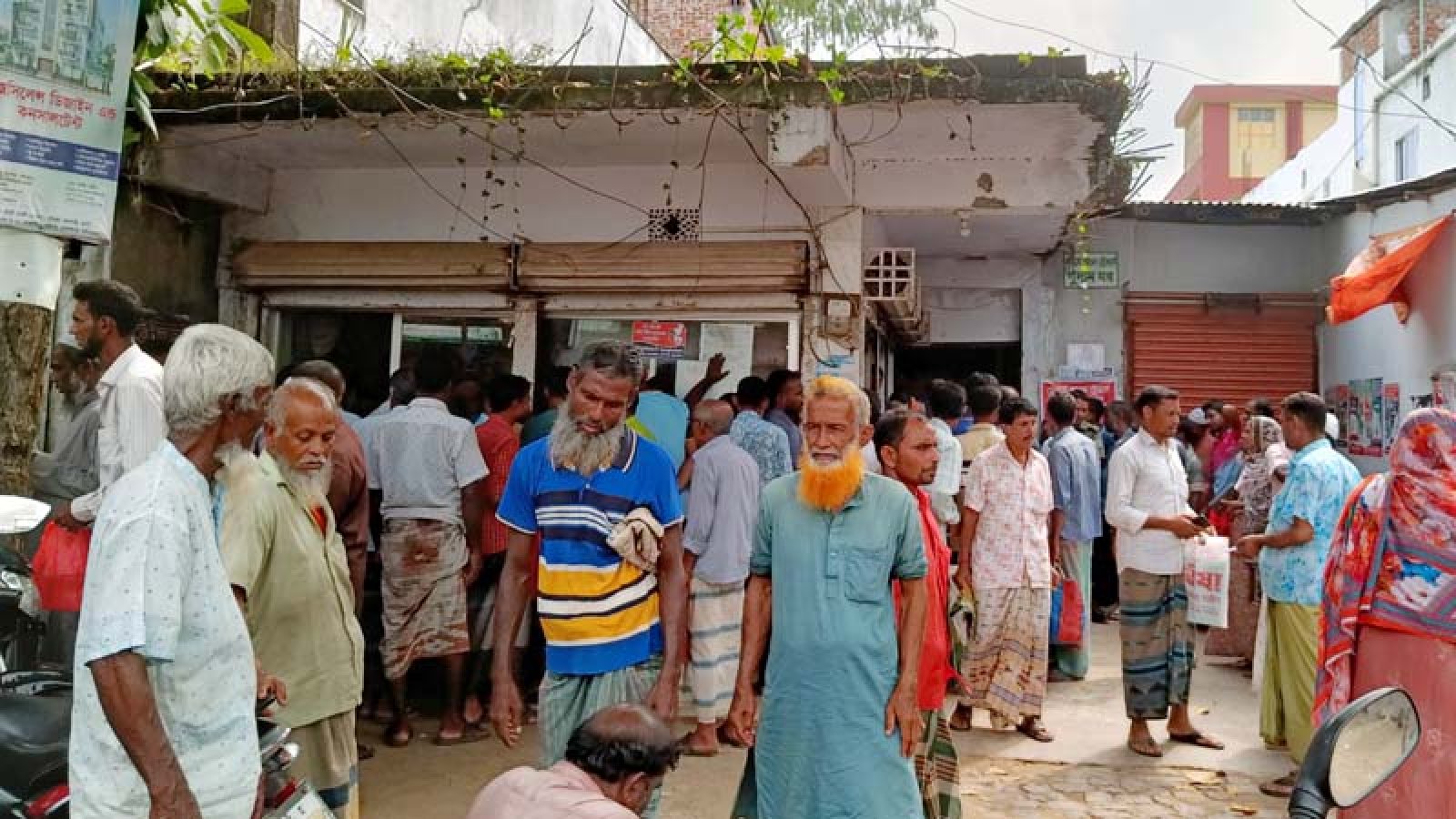 বদলগাছীতে ঘণ্টার পর ঘণ্টা লাইনে কৃষক, তবু মিলছে না প্রয়োজনের সার