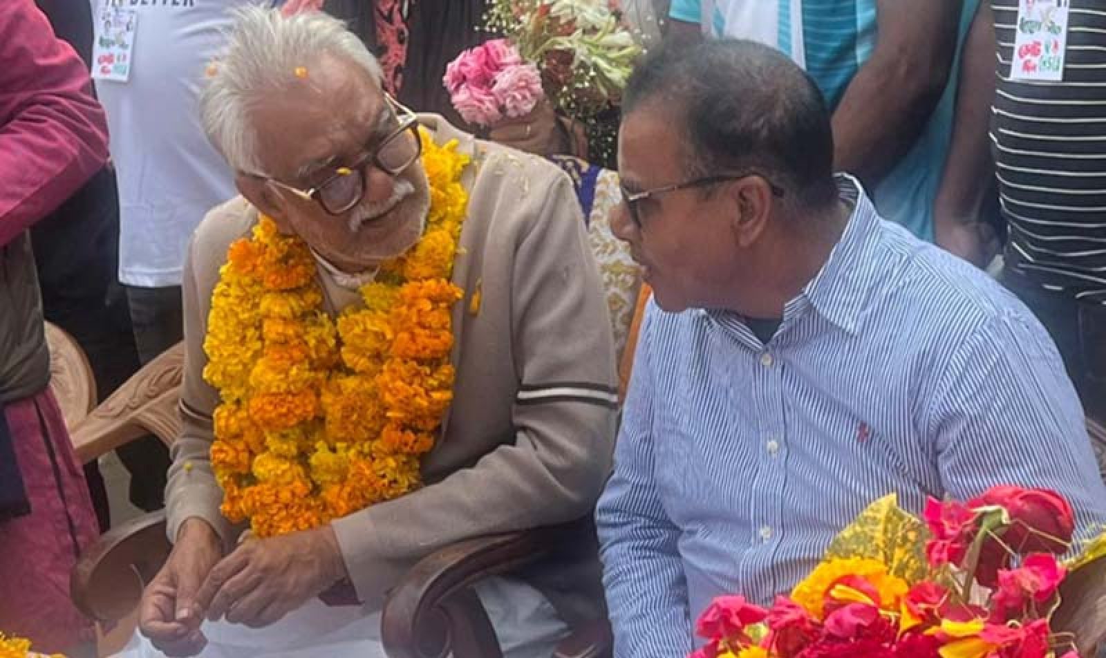 রাজশাহী-৬ আসনে ফুলের মালায় সংবর্ধিত হলেন নবনির্বাচিত এমপি আবু সাঈদ চাঁদ
