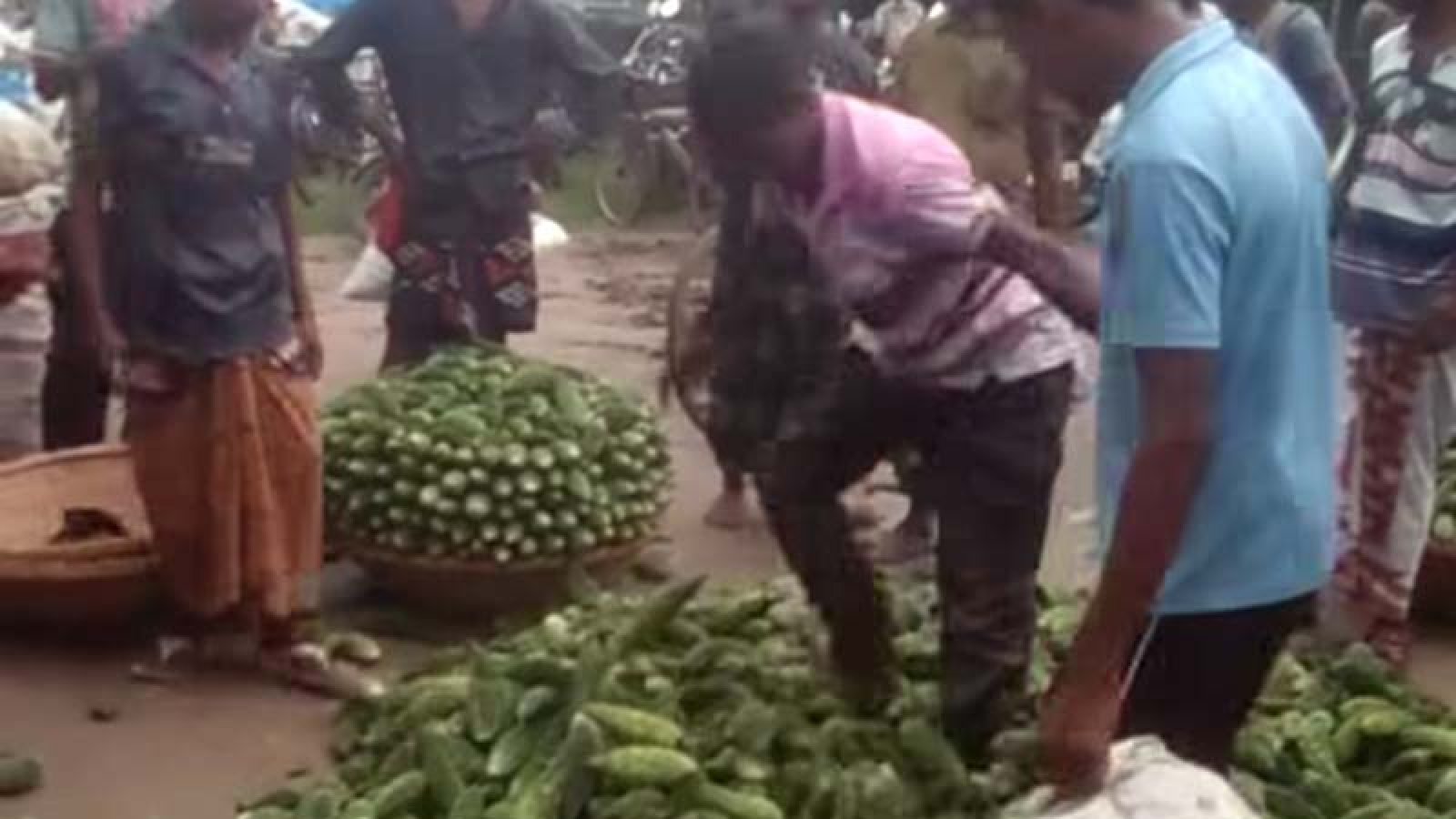 দুর্গাপুরে দাম না পেয়ে রাস্তায় সবজি ফেলে পা দিয়ে খুঁচিয়ে প্রতিবাদ