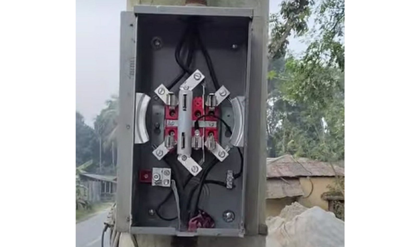 দুর্গাপুরে এক রাতে ১১টি মিটার চুরি ফেরত আসছে টাকা দিলে