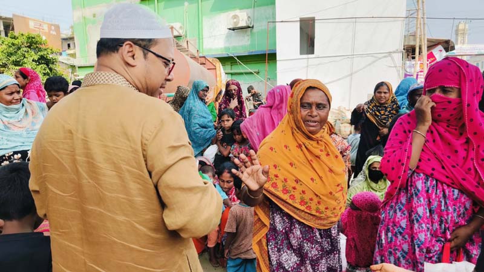 সিংড়ায় দাউদার মাহমুদের ইদসামগ্রী বিতরণ