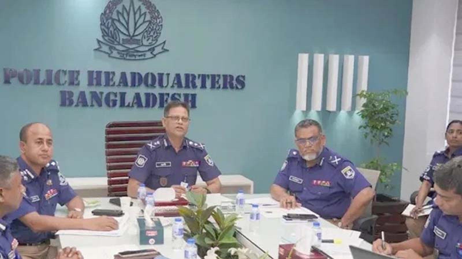 সন্ত্রাসী-চাঁদাবাজদের দলীয় পরিচয় নয়, অপরাধী হিসেবেই দেখতে হবে: আইজিপি