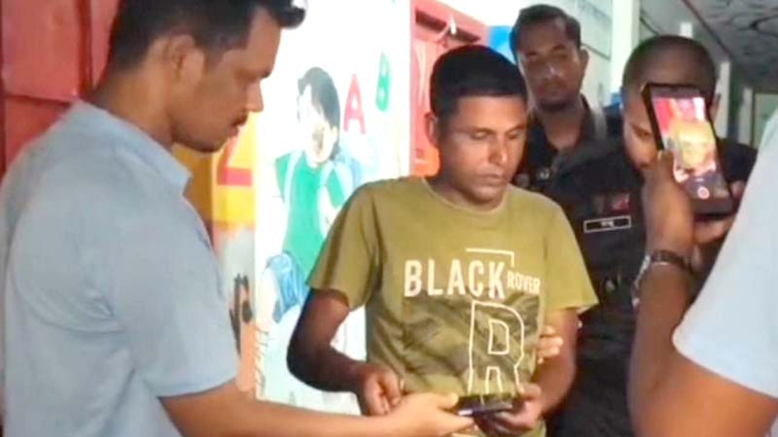 ঈশ্বরদীতে র‌্যাবের অভিযানে শুটারগানসহ যুবক গ্রেপ্তার