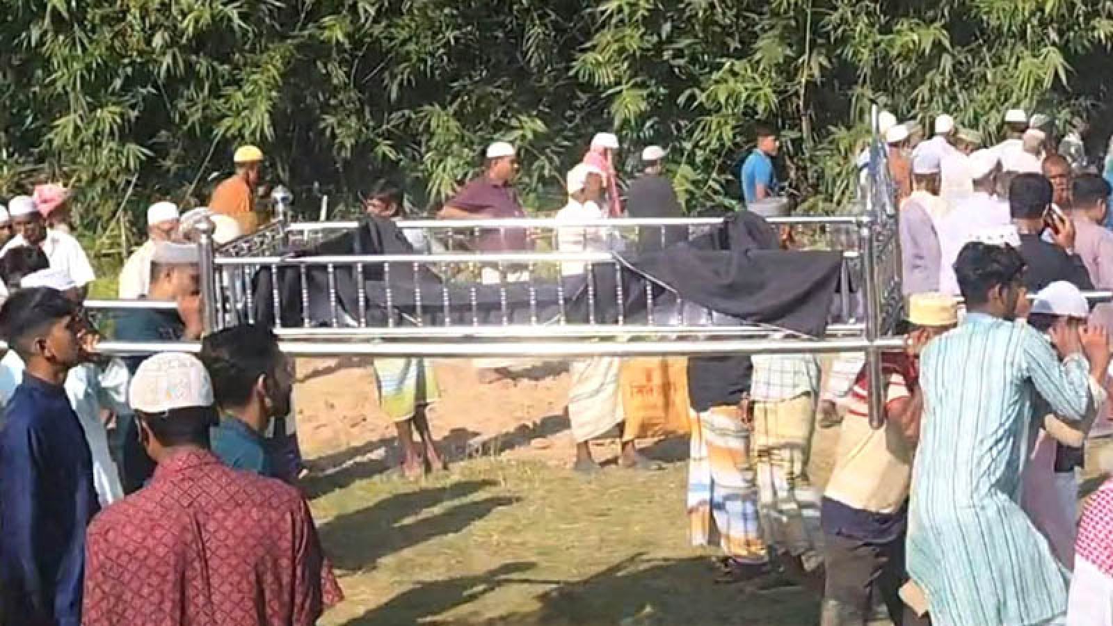 ঈশ্বরদীতে পাওনা টাকার দাবিতে লাশ দাফনে বাধা পুলিশী হস্তক্ষেপে দাফন