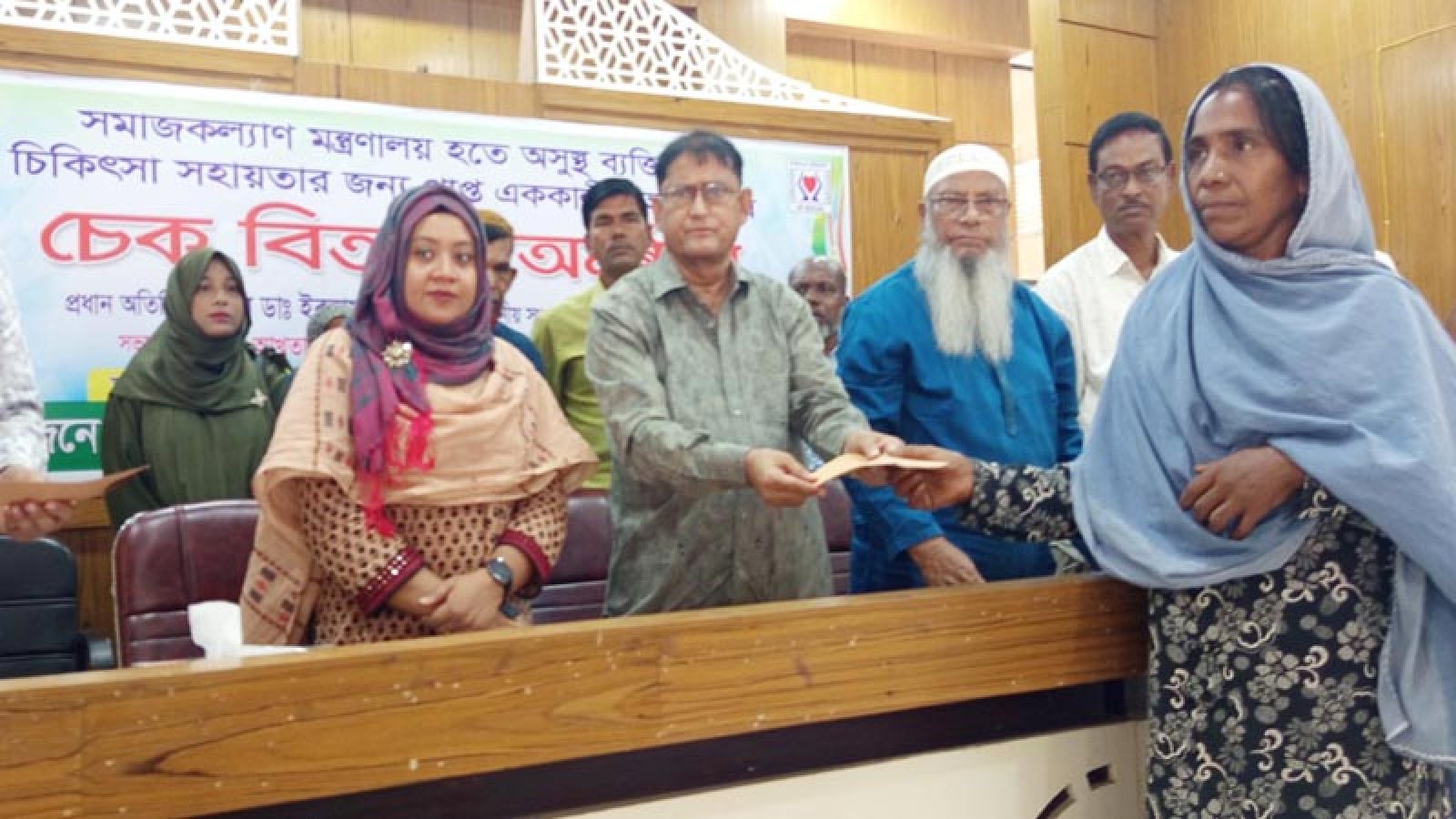 মান্দায় অসুস্থ রোগীদের মাঝে অনুদানে চেক বিতরণ