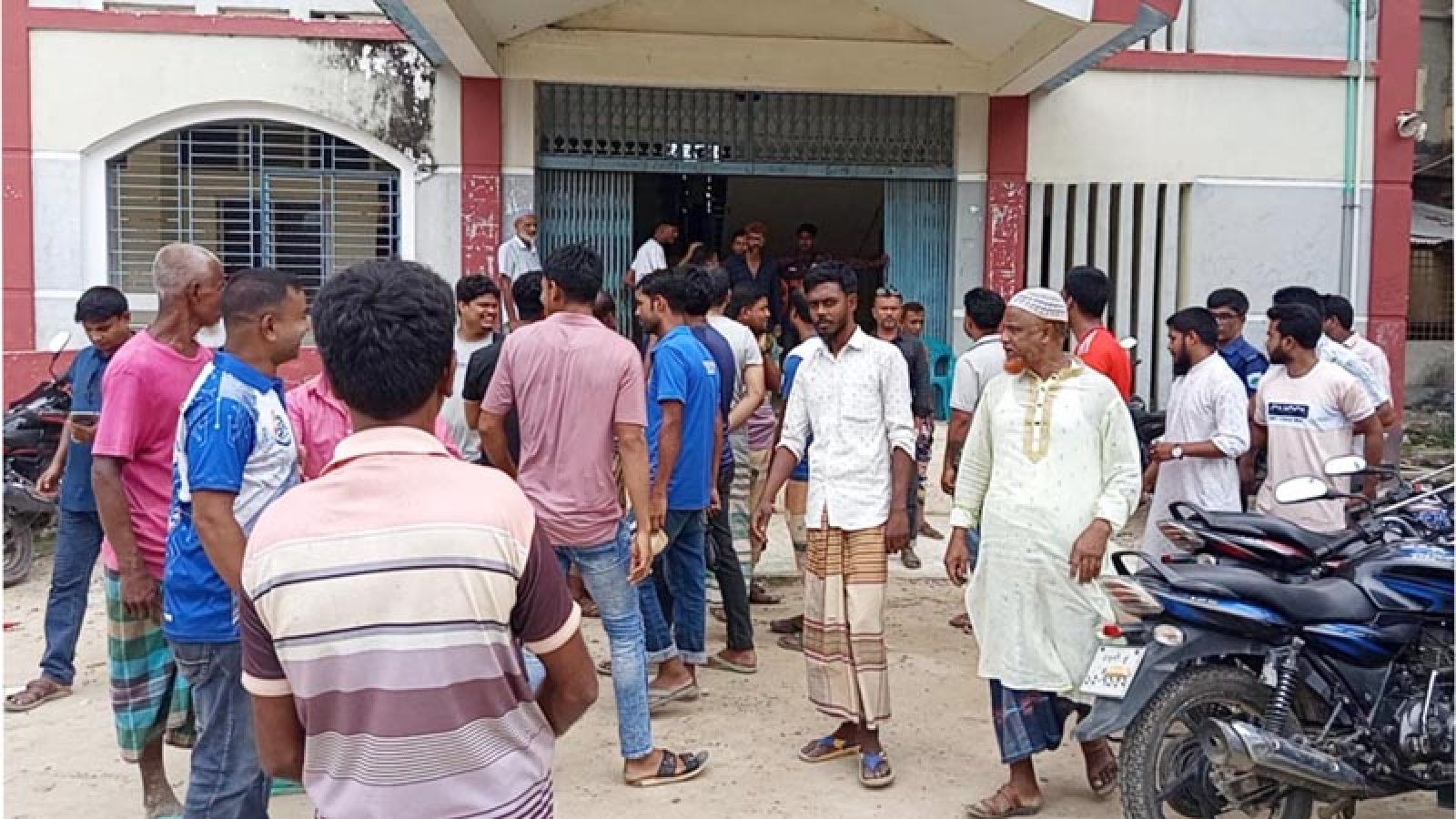 মান্দায় নারী শিক্ষককে কুপ্রস্তাব ও হেনস্তার অভিযোগ সহকারী শিক্ষকের বিরুদ্ধে