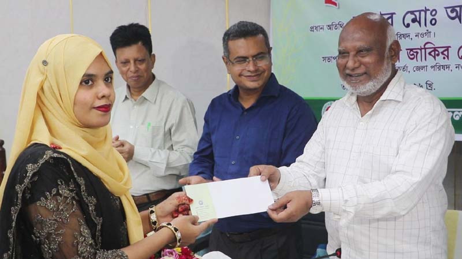 নওগাঁয় মেধাবী শিক্ষার্থীদের বৃত্তি প্রদান
