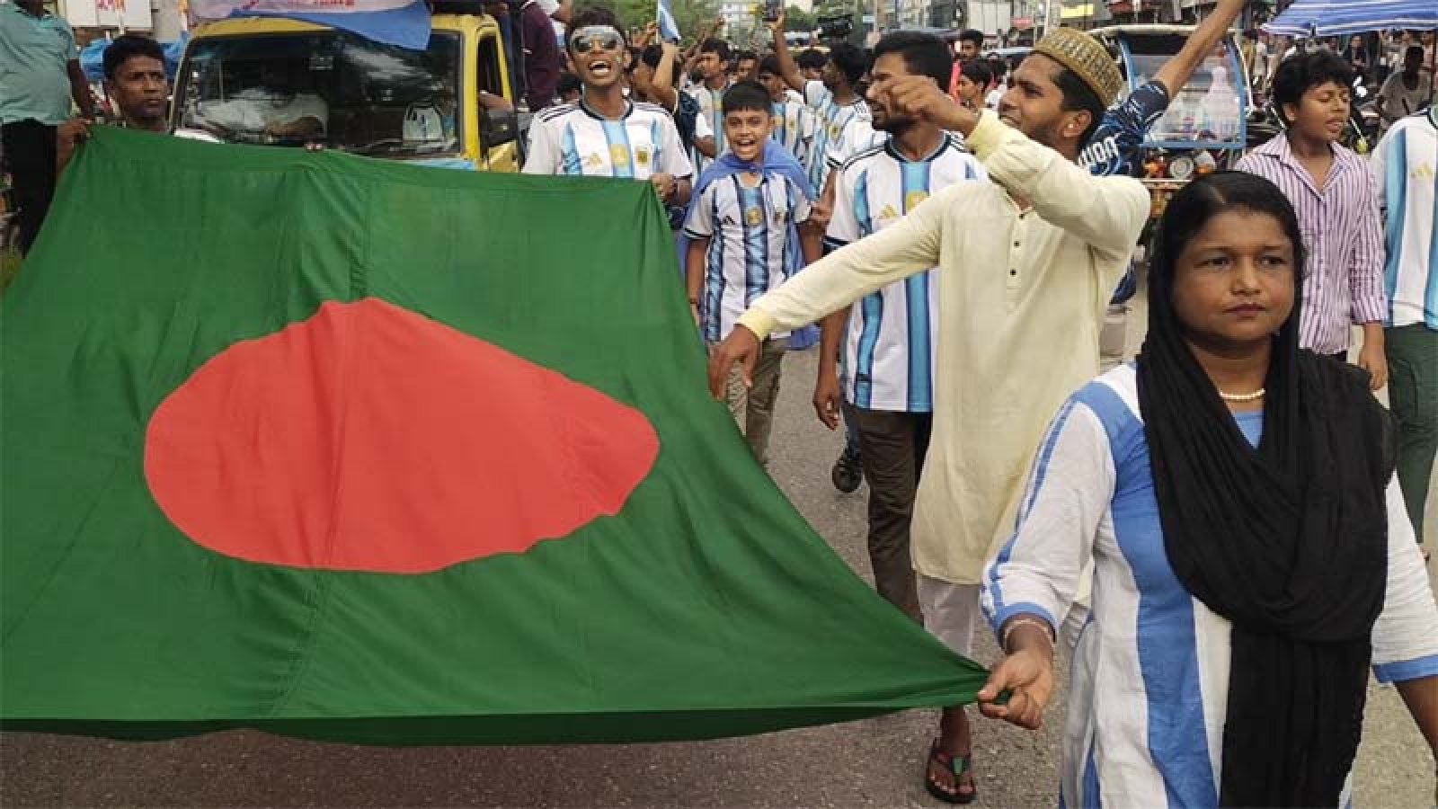 নাটোরে আর্জেন্টিনা সমর্থকদের আনন্দ-উল্লাস