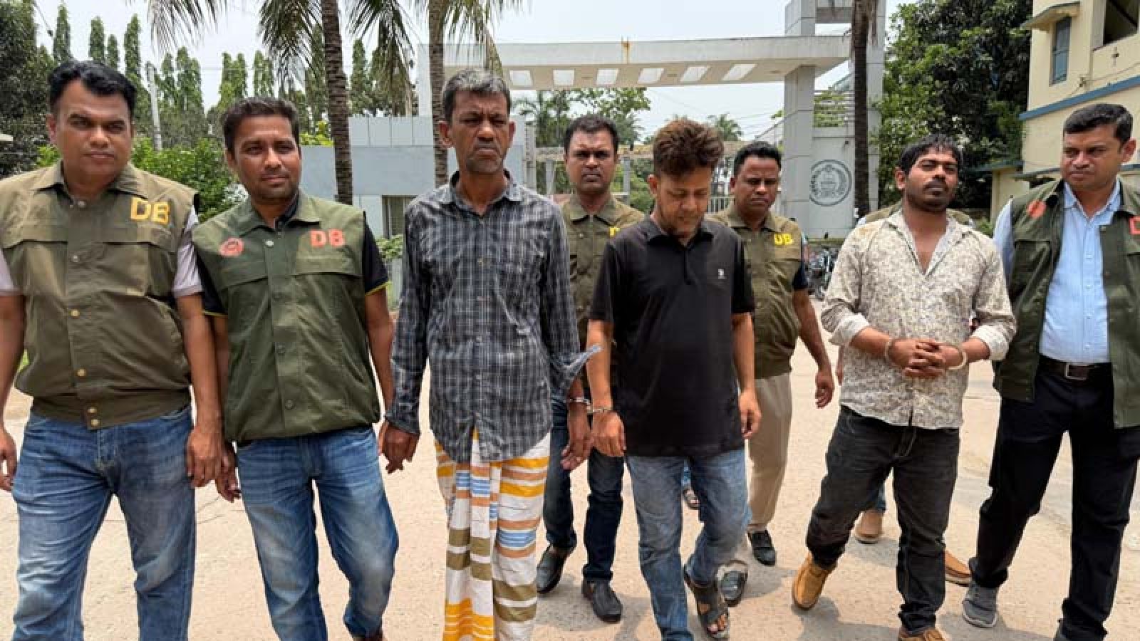 পাবনায় ঠিকাদারের কাছে ২০ লাখ টাকা চাঁদা দাবি-মারধরের অভিযোগ, গ্রেপ্তার ৩