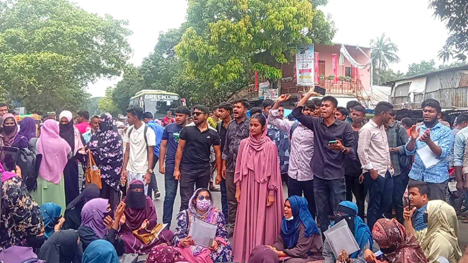 পাবনায় ইনকোর্স পরীক্ষার ফি প্রত্যাহারের দাবিতে মহাসড়কে অবরোধ বিক্ষোভ শিক্ষার্থীদের