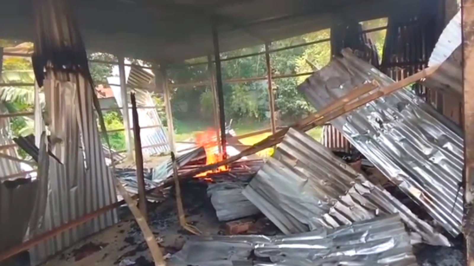 স্কুলছাত্রীকে শ্লীলতাহানির অভিযোগ, অভিযুক্তের দোকান ভাঙচুর আগুন
