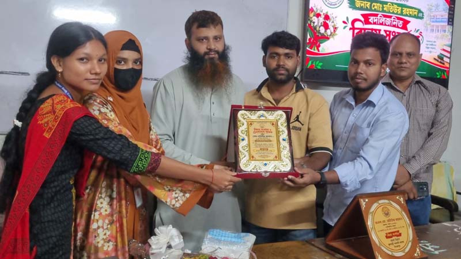ফুলবাড়ী সরকারি কলেজে প্রিয় শিক্ষককে অশ্রুসিক্ত বিদায়