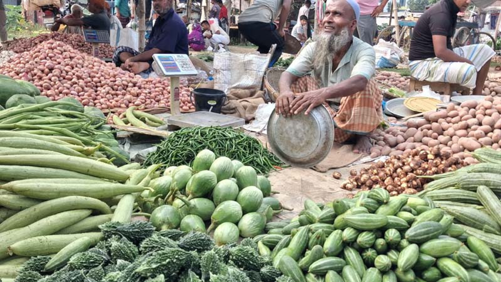 সবজি-মসলার বাজারে ধস, হালখাতায়ও মন্দা-দুশ্চিন্তায় পুঠিয়ার কৃষক ও ব্যবসায়ীরা