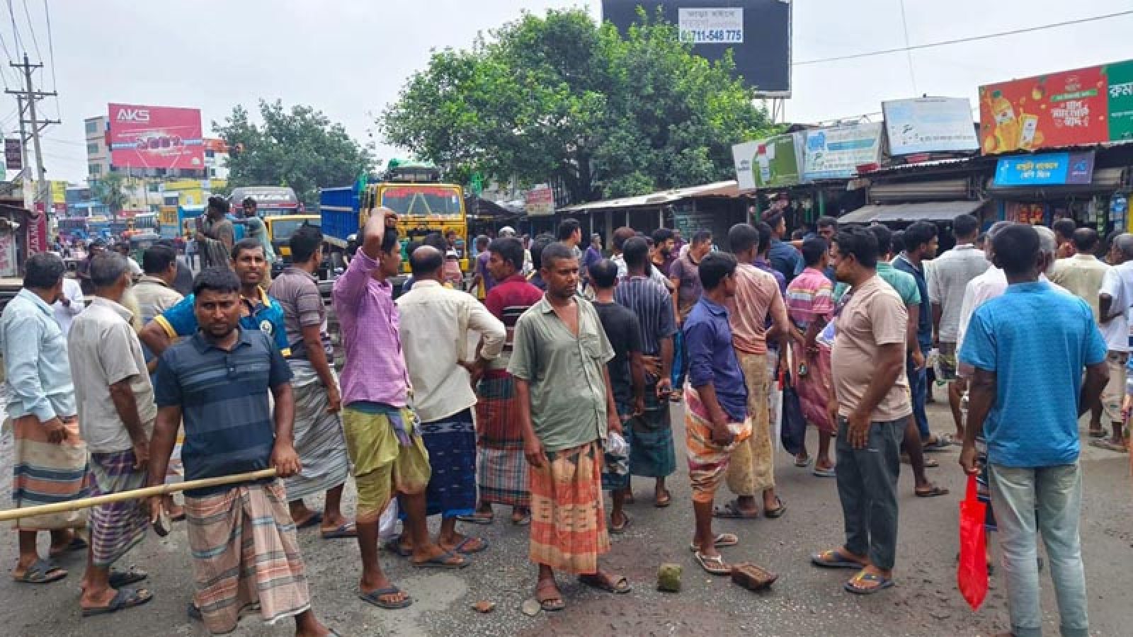রাজশাহীতে সারের দাবিতে মহাসড়ক অবরোধ