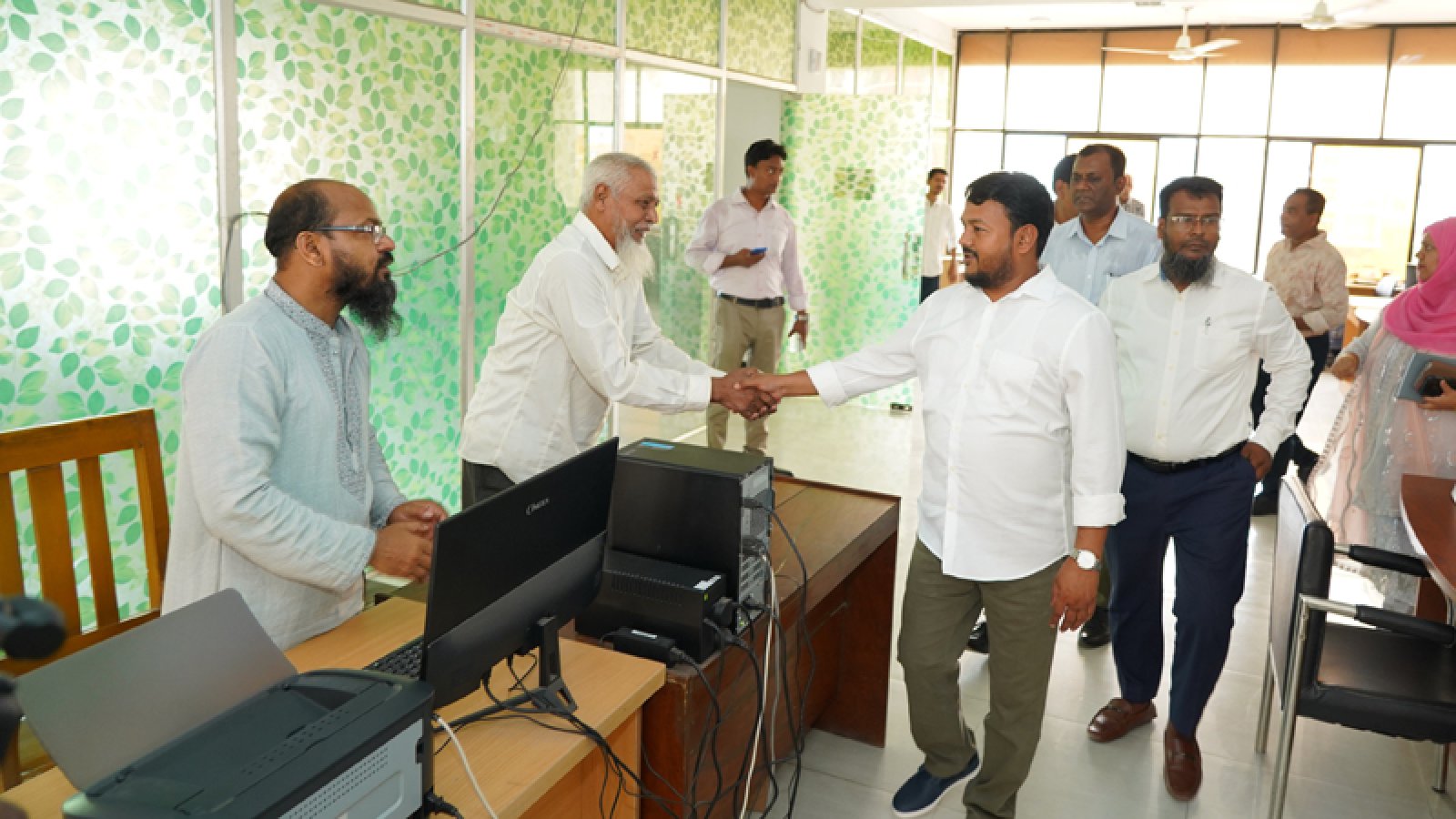 কর্মকর্তা-কর্মচারীদের সাথে রাসিক প্রশাসকের ইদ শুভেচ্ছা বিনিময়