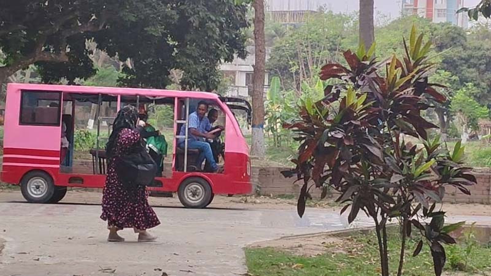 রুয়েটে তৈরি বৈদ্যুতিক গাড়ি চলছে ক্যাম্পাসে
