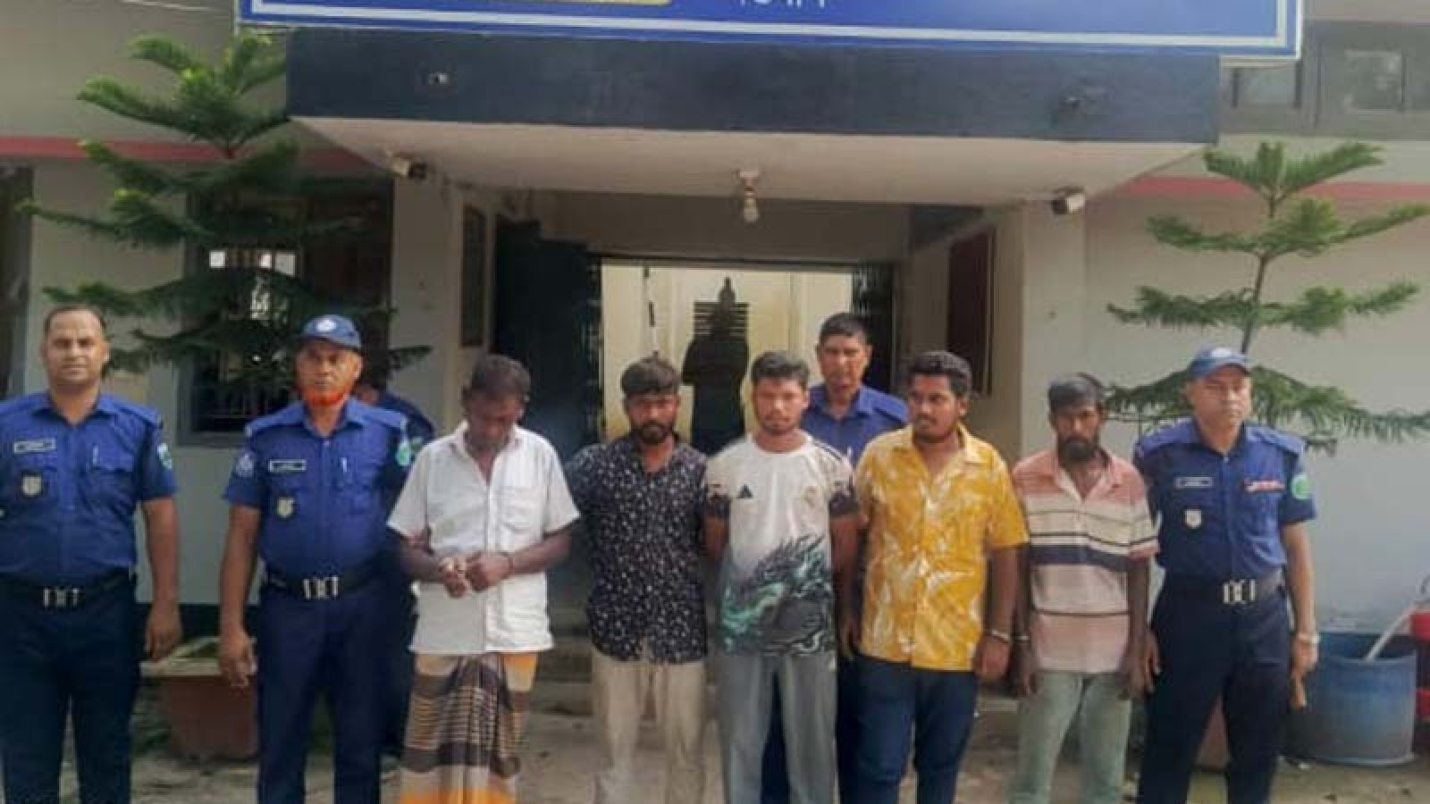 সাপাহারে চাঁদাবাজির অপরাধে ৫ জন গ্রেফতার