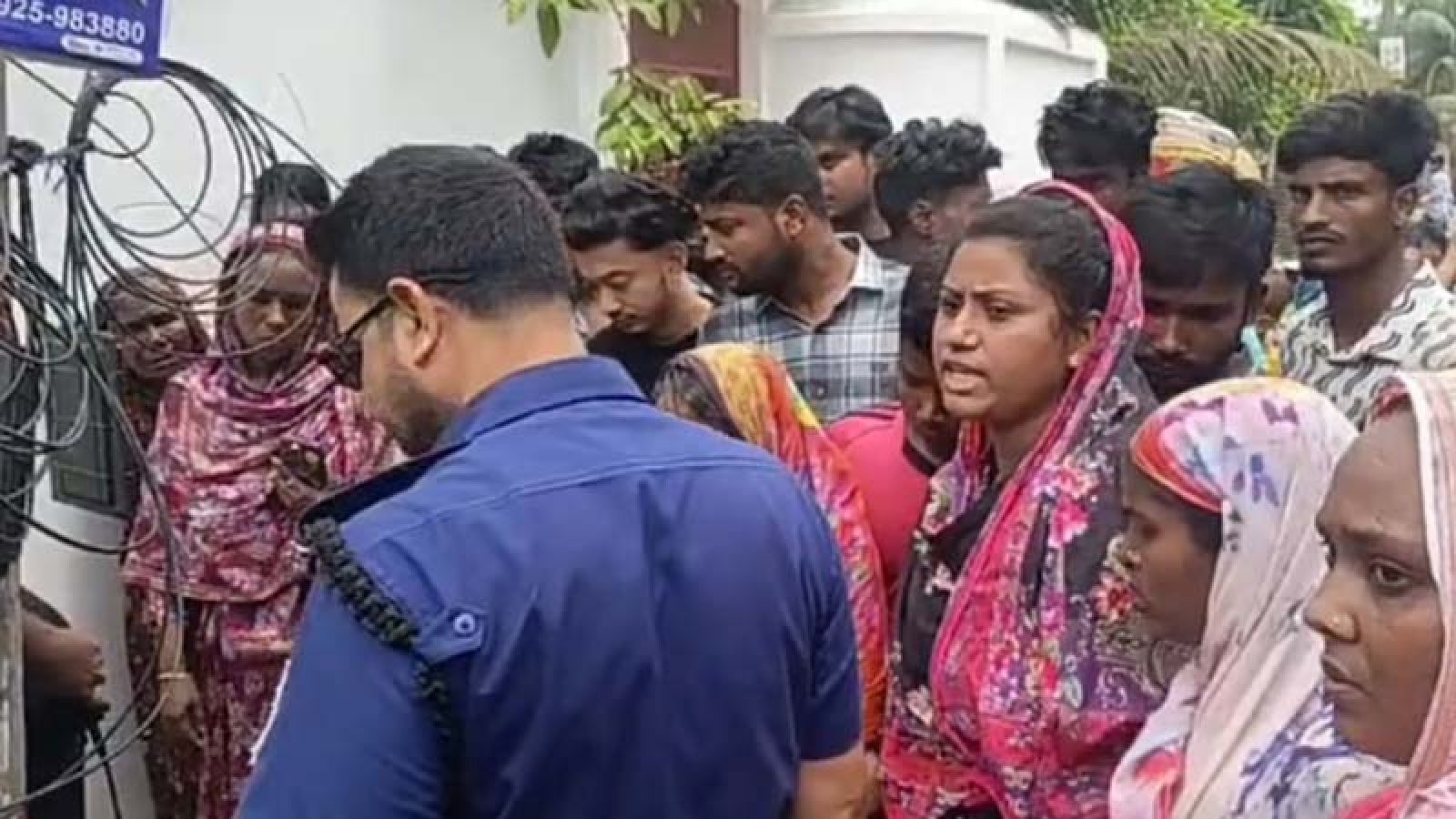 চুল কেটে, মুখে কালি লাগিয়ে ও জুতার মালা পরিয়ে নারীকে বেঁধে রাখলো খুঁটিতে