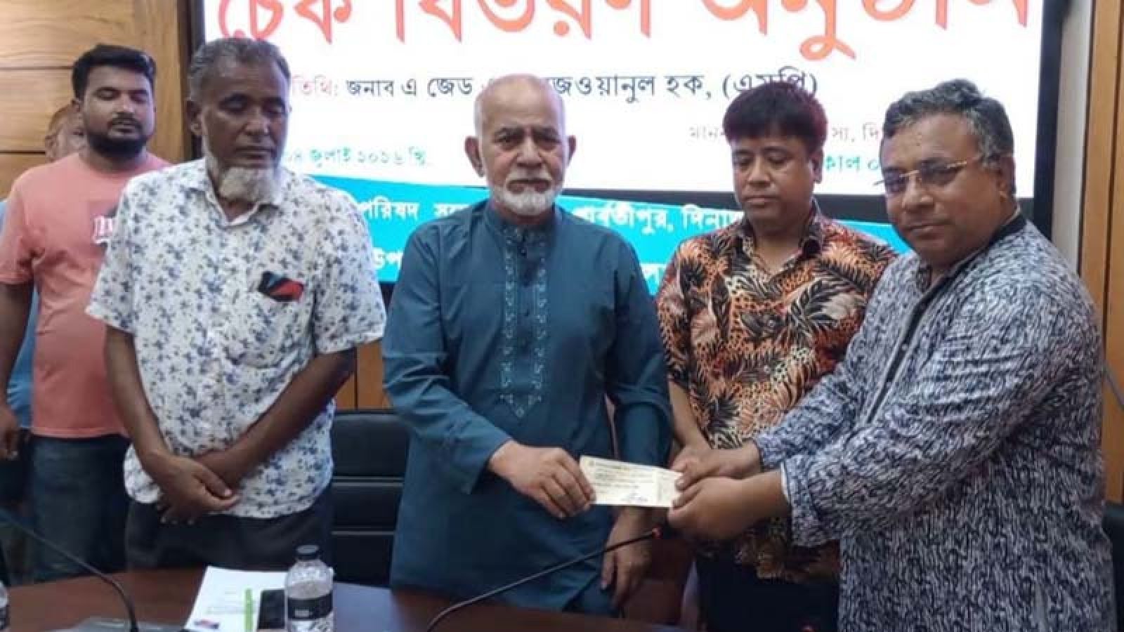 পার্বতীপুরে এতিমখানা ও স্বেচ্ছাসেবী প্রতিষ্ঠানে চেক বিতরণ