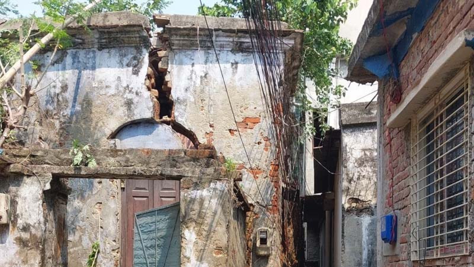ঝুঁকিপূর্ণ বাড়ি ঘিরে আতঙ্ক