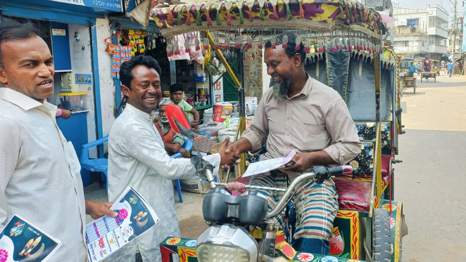 সিংড়ায় মেয়র প্রার্থী রফিকুল ইসলাম বুলেটের মাহে রমজানের শুভেচ্ছা বিনিময়