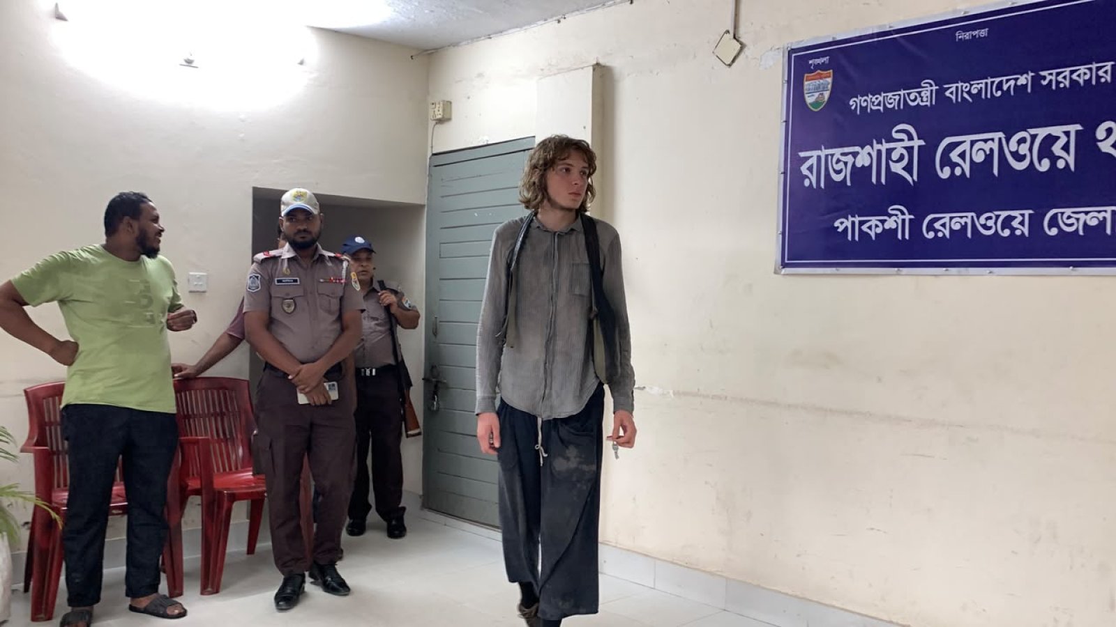 জার্মান পর্যটক ক্রিল ল্যান্ডার চুরি হওয়া ল্যাপটপের খোঁজে রাজশাহীতে
