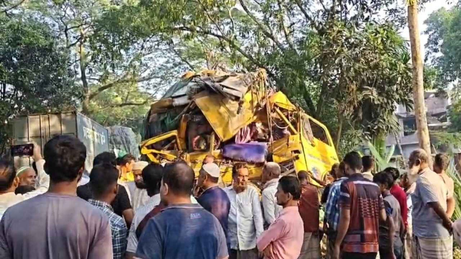 নাটোরে বাস-ট্রাক সংঘর্ষে নিহত ১০
