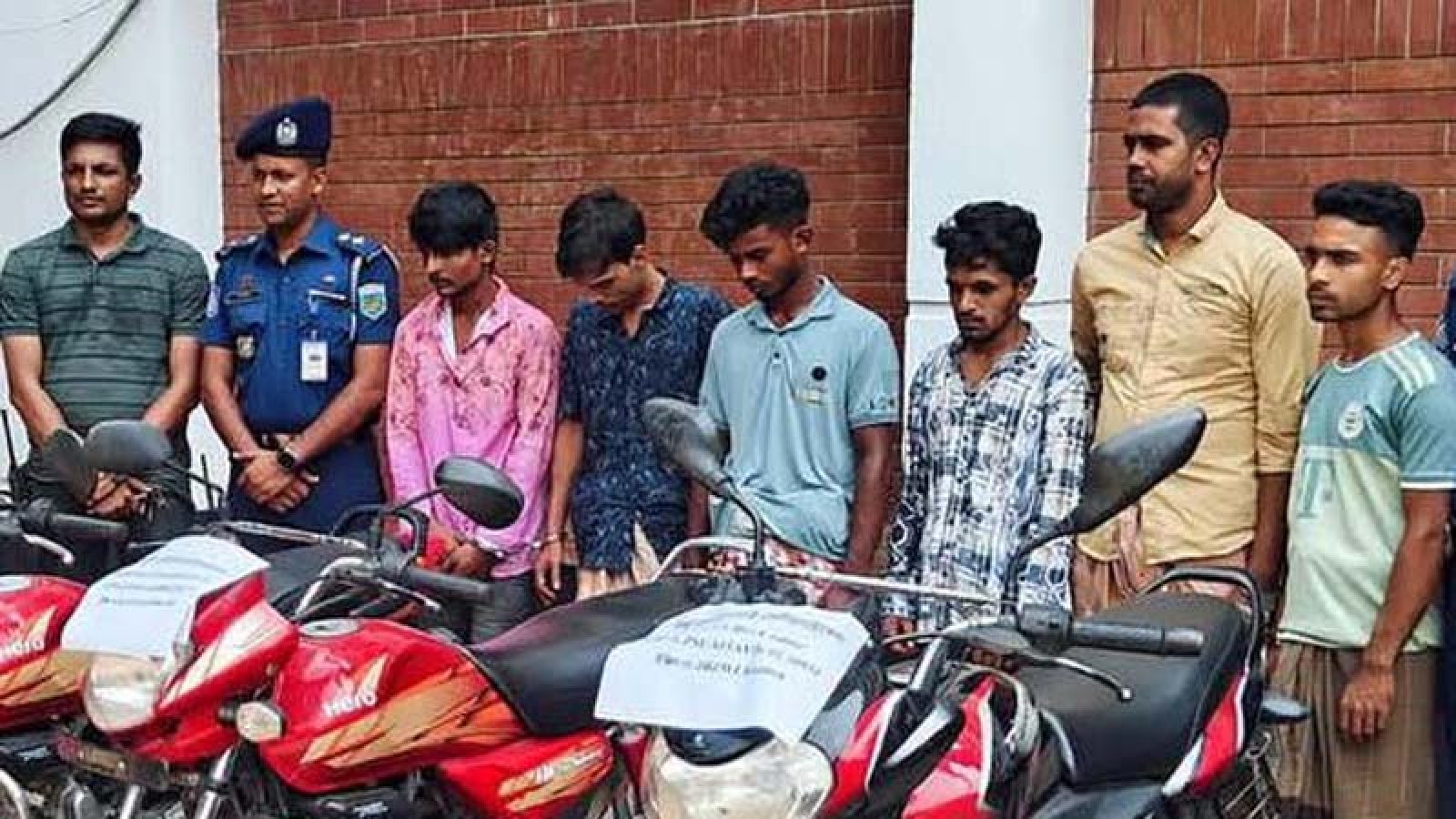 চাঁপাইনবাবগঞ্জে ৩ চোরাই মোটরসাইকেলসহ আন্তঃজেলা চোর চক্রের ৬ সদস্য গ্রেপ্তার