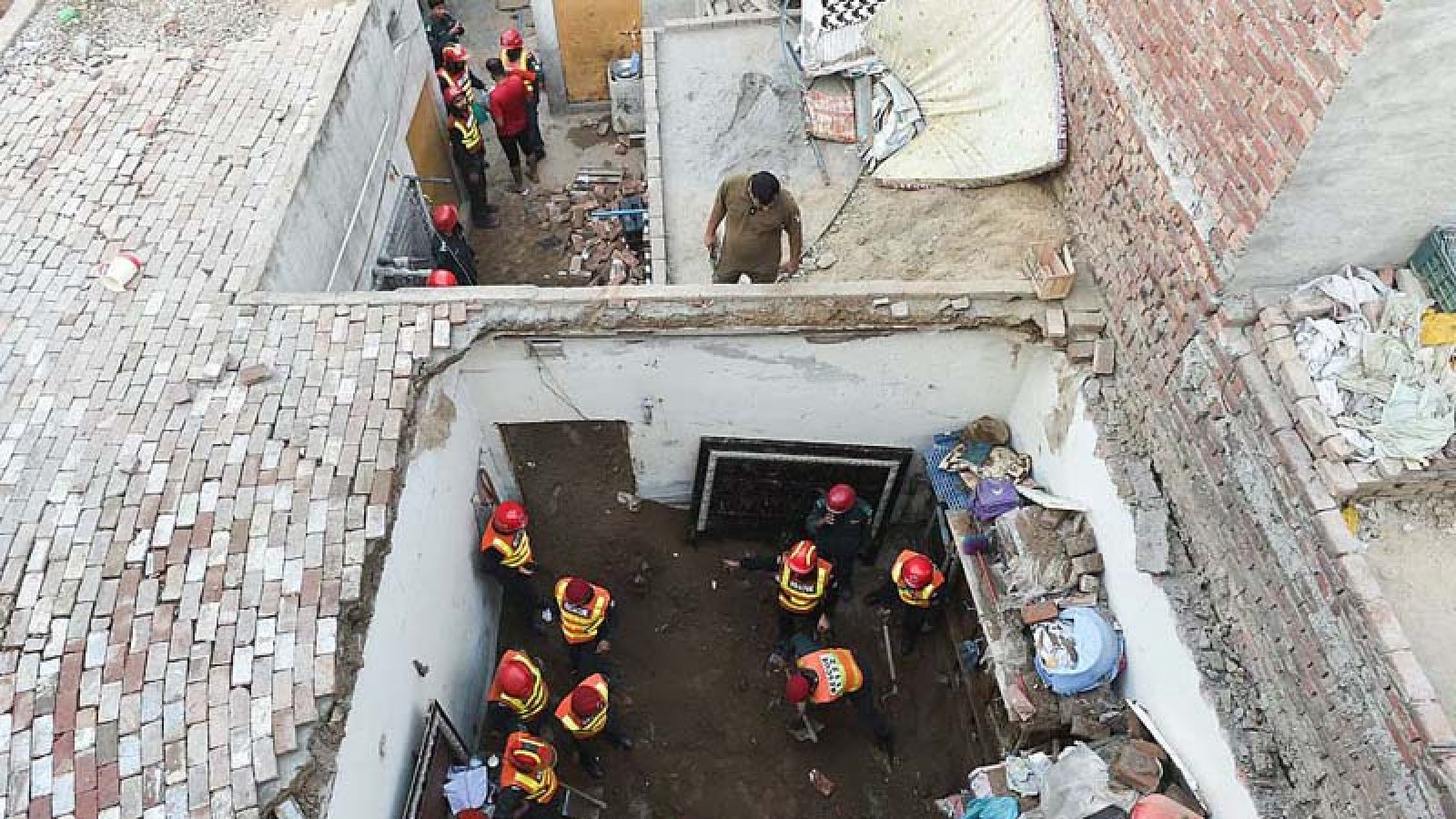 পাকিস্তানের লাহোরে কোচিং সেন্টারের ছাদ ধসে ১৪ শিশু নিহত